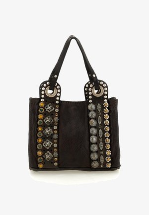 Borsa a mano in pelle nera con decorazioni ornate, caratterizzata da borchie, accenti metallici e motivi decorativi lungo i lati.