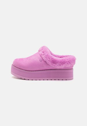 Rosa faux fur klumper med en plysj innredning, tykk plattformsåle, avrundet tå og myk tekstur, med en liten logo på forsiden.