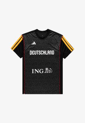 Czarny sportowy trykot z szarym wzorem przypominającym skalę, napis "DEUTSCHLAND", logo Adidas, logo sponsora ING oraz żółte paski na rękawach.