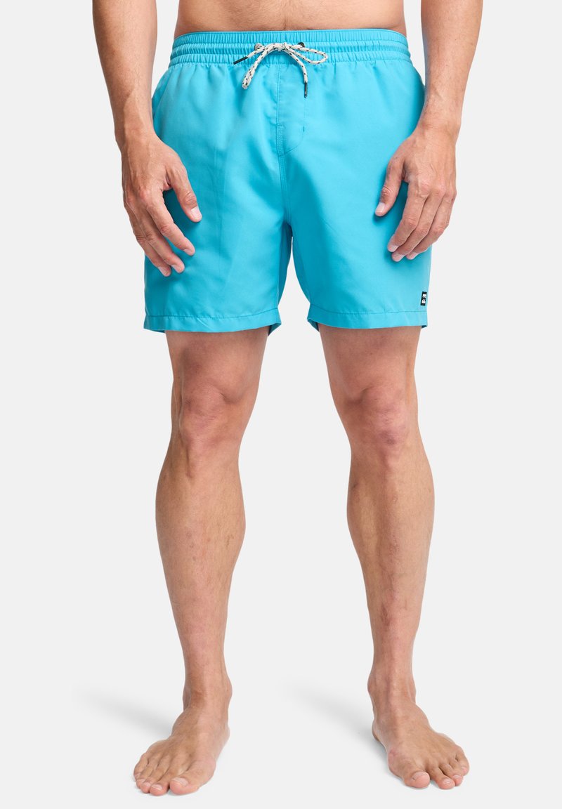 Τυρκουάζ μαγιό φτιαγμένα από ελαφρύ ύφασμα, με ελαστική μέση που διαθέτει κορδόνι, και μια μικρή λεπτομέρεια λογότυπου στο κάτω μέρος.