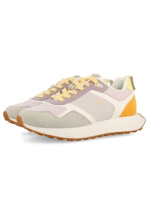 Zapatillas deportivas con un diseño ligero, en púrpura y amarillo pastel, parte superior de gamuza y malla, y suela de goma texturizada.
