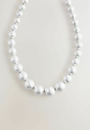 Collana di perline d'argento con perle rotonde e lucide di diverse dimensioni in un motivo graduato, che mettono in risalto una texture liscia e una superficie riflettente.