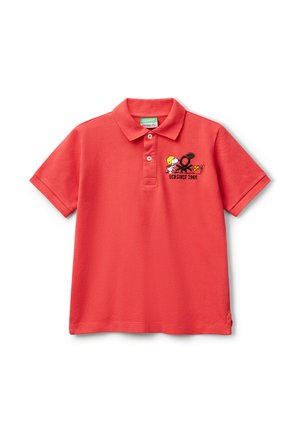 Rode katoenen polo met kraag, met een geborduurd grafisch ontwerp van Snoopy en honkbal details, en de tekst "UCB SINCE 1965".