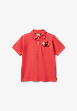 Polo en coton rouge avec un col, ornée d'un motif brodé de Snoopy et de détails de baseball, ainsi que le texte "UCB SINCE 1965".
