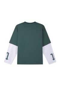 Dunkelgrünes Langarmshirt mit weißen, geschichteten Ärmeln, verziert mit schwarzem, gotischem „1“-Druck auf jedem unteren Ärmel.
