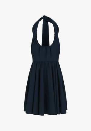 Abito halter blu scuro con corpino arricciato, gonna fluida e nodo sul collo attorcigliato. Realizzato in un tessuto leggero senza motivo visibile.