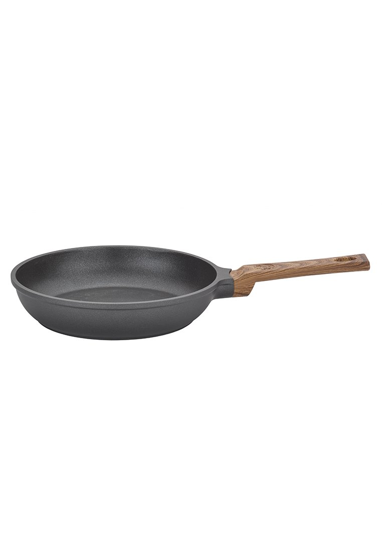 Poêle en fonte avec un intérieur noir lisse et un manche en bois. Présente une forme plate et ronde avec une construction robuste.