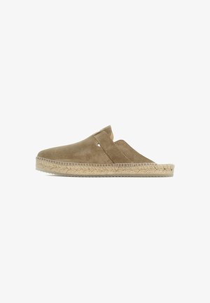 Mule espadrille slip-on con tomaia in camoscio beige e suola intrecciata in juta, tacco piatto e retro aperto.