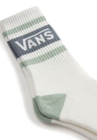 Calcetines de algodón en blanco con rayas verdes y grises. Presentan una textura acanalada, un logo en la banda y un detalle verde en la puntera.