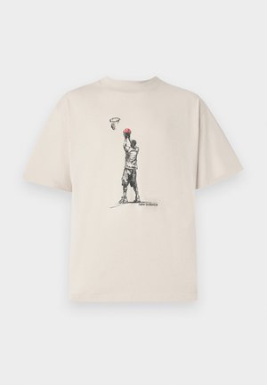 New Balance HOOPS PLAYER GRAPHIC UNISEX - Print T-shirt - brown