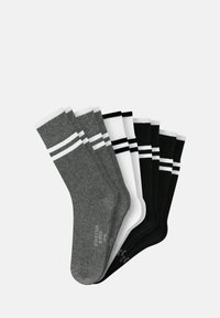 Drei Paare von Sportsocken in den Farben Grau, Weiß und Schwarz. Jedes Paar hat einen gerippten Bund mit zwei horizontalen Streifen.
