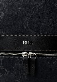 La borsa nera con texture presenta un logo argento prominente, due cursori metallici per la cerniera e cuciture a contrasto lungo la parte superiore e inferiore.