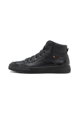 Zapatillas altas negras de cuero texturizado, con cordones clásicos, un cuello acolchado y un pequeño acento tricolor en el lateral.