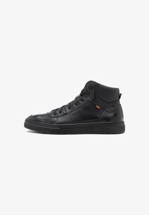 Baskets montantes noires en cuir texturé, avec des lacets classiques, un col rembourré et un petit accent tricolore sur le côté.