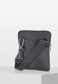 Borsa a tracolla nera in materiale testurizzato, con chiusura zip, tracolla regolabile e hardware argentato con dettagli del logo.