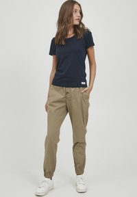 Oxmo OXCONZI REGULAR FIT - Pantaloni - mottled beige