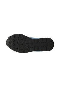 Scarpa in suede blu con suola in gomma nera texturizzata caratterizzata da un pattern a forma di esagono per una migliore aderenza. Design solido e affusolato.