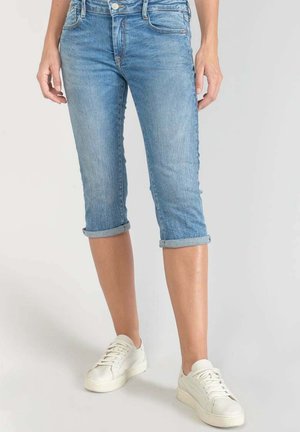 Jeans capri en denim bleu clair avec ourlets roulés, présentant un design classique à cinq poches et une texture légèrement délavée.