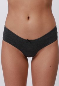 Boxer din bumbac de culoare gri închis, cu un bandă lată la talie, accent cu fundiță mică în față și textură netedă. Design simplu, fără modele vizibile.