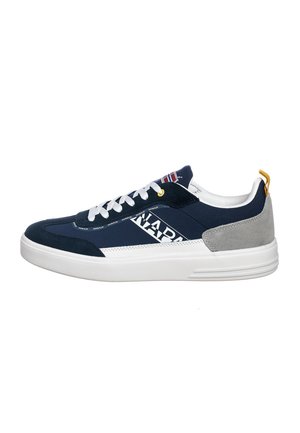 Sneaker blu navy e grigio con suola bianca, materiali in suede e tessuto, dettagli del logo e un accento giallo sul tallone. Presenta una chiusura classica con lacci.