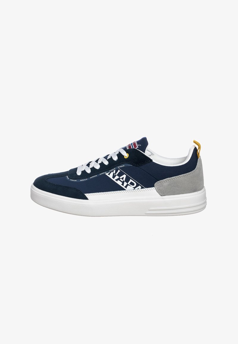 Sneaker blu navy e grigio con suola bianca, materiali in suede e tessuto, dettagli del logo e un accento giallo sul tallone. Presenta una chiusura classica con lacci.