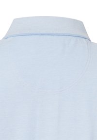 Hellblaues Polohemd aus strukturiertem Stoff, das mit einem subtilen Muster und einer glatten Oberfläche ausgestattet ist, sowie einem verstärkten Kragen.
