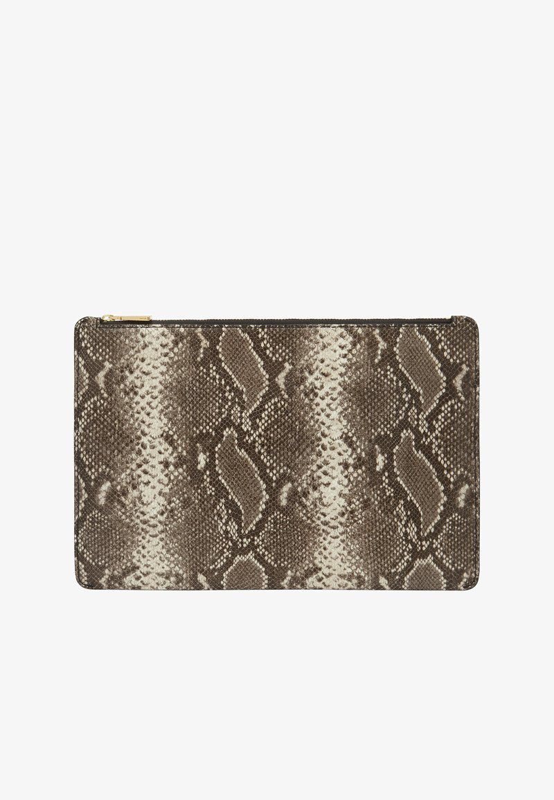Pochette zippée imprimée serpent marron et crème ; forme rectangulaire élégante avec surface texturée et accent de fermeture éclair doré. Matériau synthétique lisse.