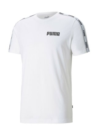 Camiseta blanca de manga corta Puma con logo negro de Puma en el pecho y repetidas marcas Puma a lo largo de las franjas de los hombros.
