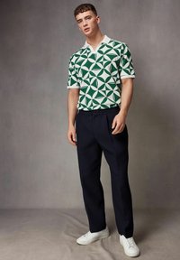 Next CUBAN COLLAR PATTERN-REGULAR FIT - Pikeepaita - green