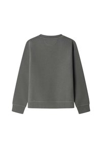 Sudadera gris con mangas largas, escote redondeado y puños acanalados. Textura suave, diseño sencillo y color sólido, sin estampados ni detalles.