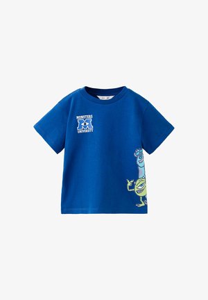 Blå T-shirt med korte ærmer med Monsters University-logo på brystet og figurerne Sulley og Mike Wazowski trykt på den nederste side.