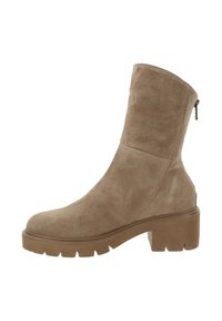 Stivaletto in suede taupe con tacco a blocco, dotato di chiusura con zip laterale e suola testurizzata per una maggiore aderenza.