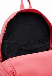 Tommy Hilfiger ESSENTIAL UNISEX - Mochila - glamour pink