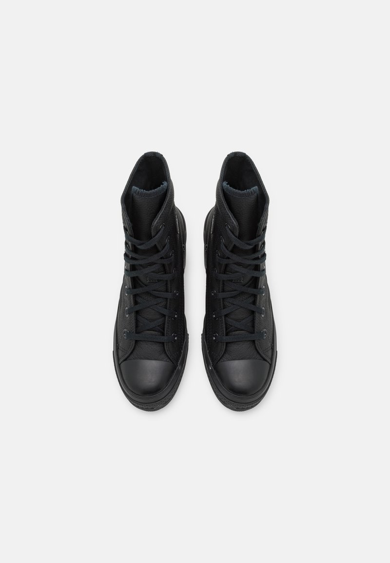 Schwarze High-Top-Sneaker aus strukturiertem Leder mit Gummi-Zehenkappen, ausgestattet mit schwarzen Schnürsenkeln und einem gepolsterten Schaft.