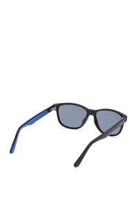 Occhiali da sole neri con accenti blu, una montatura rettangolare elegante e lenti grigie. Le aste nere texturizzate presentano un design a strisce blu.