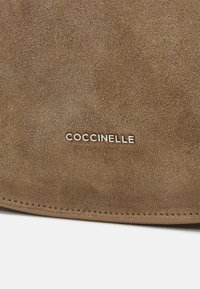 Coccinelle SUNUP - Kézitáska - warm taupe