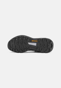 Suela de zapato de goma negra con un patrón de tracción robusto, marca Continental y un elemento de placa protectora para una mayor tracción.