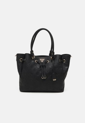 Sort designer tote taske med præget mønster, flettede håndtag, snøre lukning og lille metal logo plade foran i midten.