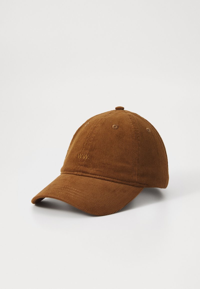 Gorra de béisbol de pana marrón con visera curva, que presenta iniciales bordadas en la parte frontal y pequeños orificios de ventilación a lo largo de la corona.