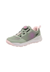 Baskets de sport vert clair avec une tige en mesh texturé, accents roses, design sans lacets avec un bouton rotatif, et une semelle épaisse blanche.
