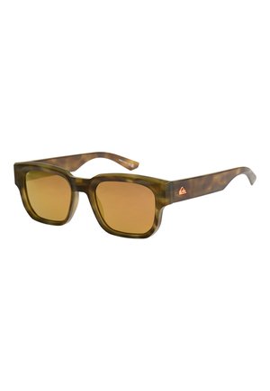 Lunettes de soleil rectangulaires avec une monture écaille de tortue marron et des verres teintés ambre, arborant un petit logo orange sur la branche.