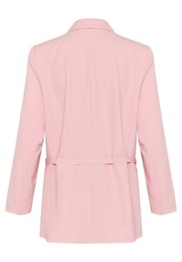 Rozā bleizeris ar apkakli, garām piedurknēm un jostu jostasvietā. Izgatavots no gludas auduma, ar minimālistisku dizainu un bez redzamām rakstām.