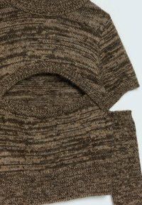 Maglione marrone lavorato a maglia con scollo alto, maniche corte e motivo testurizzato. Il materiale presenta un aspetto morbido e spesso con tonalità variabili.