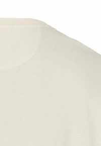 Crème-kleurige t-shirt met een ronde hals, van zacht katoen gemaakt, met een gladde textuur en een subtiele, gelijkmatige afwerking.