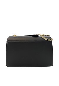 Borsa a mano rettangolare nera in pelle con tracolla a catena dorata, appoggiata su uno sfondo bianco, mostrando il retro.