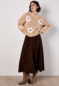 Apricot EMBROIDERED DAISY - Strickpullover - stone