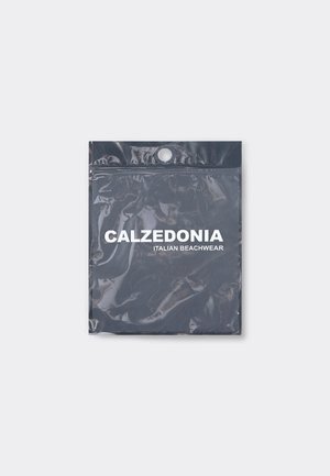 Bolsa de plástico negra con cierre resellable y texto blanco "CALZEDONIA ITALIAN BEACHWEAR" impreso en el frente.