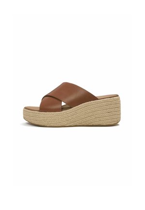 Bruine leren sleehak sandaal met brede gekruiste banden en gevlochten beige platformzool.