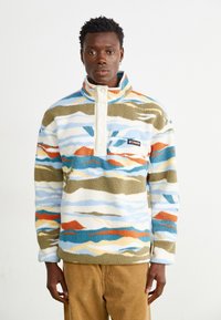 Pullover in fleece con colletto alto, caratterizzato da un motivo astratto multicolore in blu, arancione e verde. Chiusura con bottoni a pressione e patch con logo.