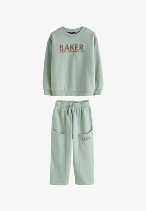 Lysegrøn sweatshirt- og buksetrøjesæt med teksten "BAKER London United Kingdom" på brystet og lommen, med snørrelukning i taljen og store forlommer.